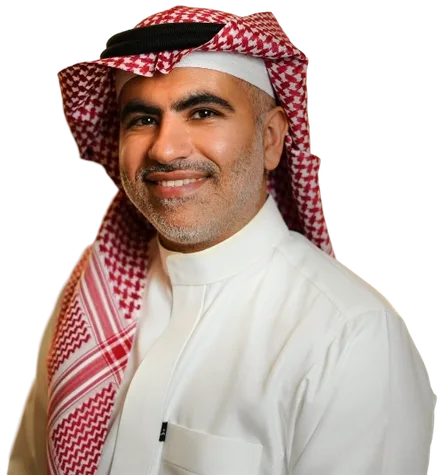 د. محمود العقيلي مبتسمًا بالثوب والشماغ